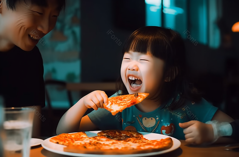 快乐的亚洲小女孩在一家户外餐厅享用披萨午餐,高清,摄影图,摄影图片,图片大全,摄影图免费下载